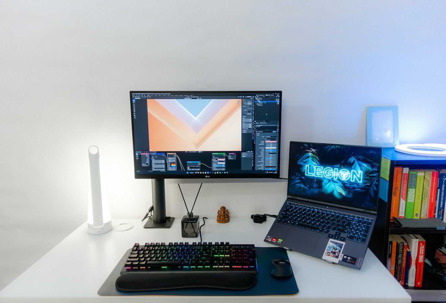 Bureau blanc moderne avec ordinateur portable ouvert et écran.