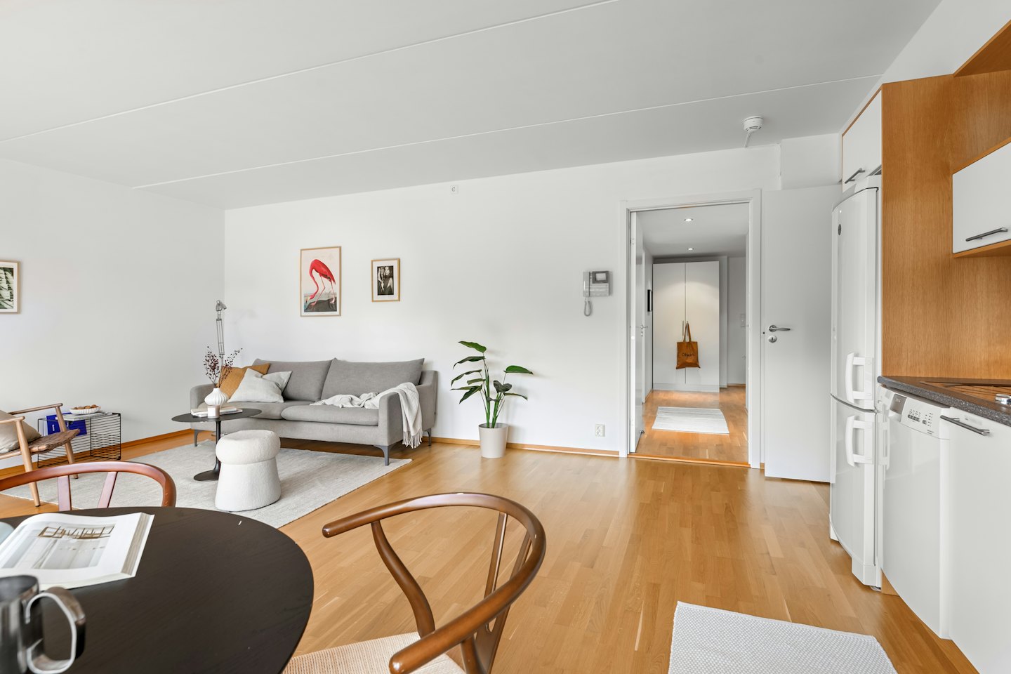 Appartement moderne décloisonné avec un coin salon et un espace repas.