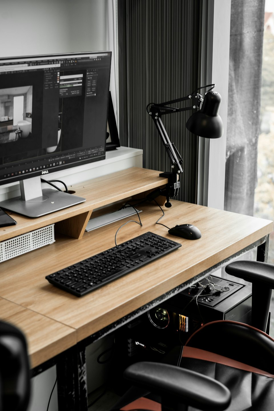 Poste de travail informatique avec une conception architecturale 3D à l'écran.